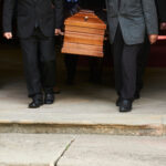 Organizacja pogrzebu krok po kroku – Poddębice i Wartkowice