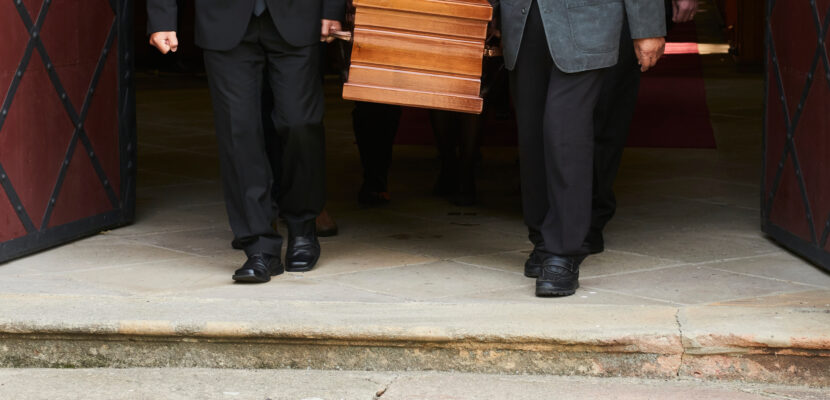 Organizacja pogrzebu krok po kroku – Poddębice i Wartkowice