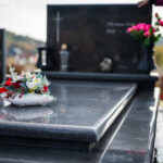 Co dzieje się z ciałem po śmierci? Wyjaśniamy spokojnie i bez tabu