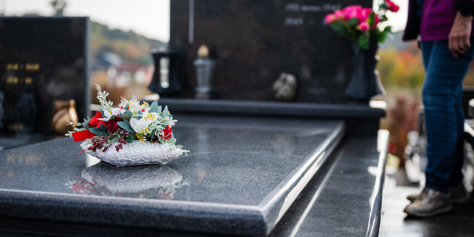 Co dzieje się z ciałem po śmierci? Wyjaśniamy spokojnie i bez tabu